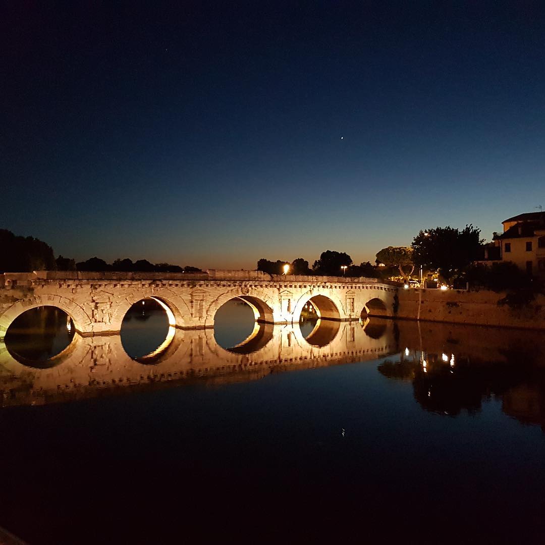 ../multimedia/img/immagini-di-paesaggi/Rimini, il ponte romano al tramonto.jpg
